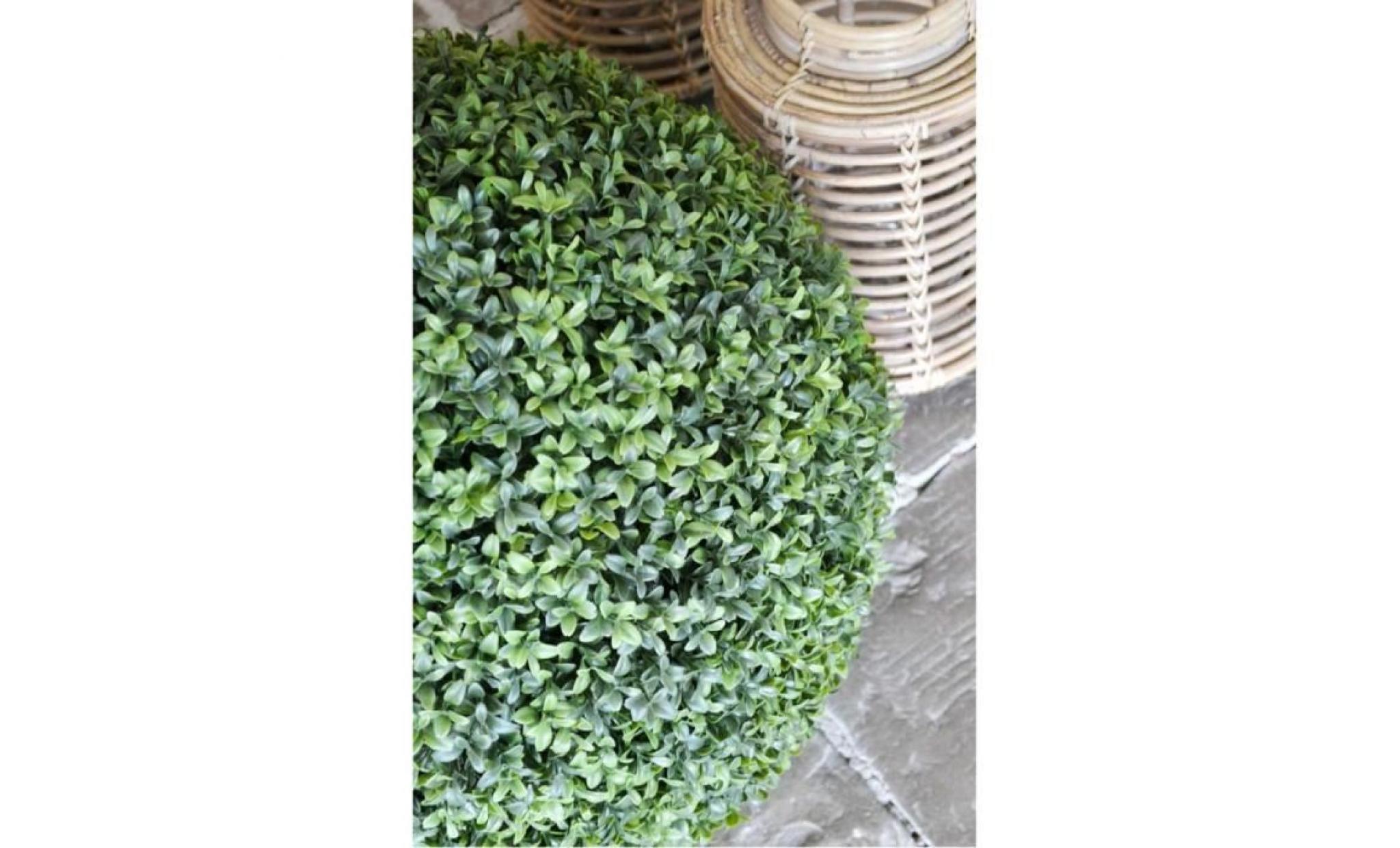 boule de buis artificiel très réaliste de la marque emerald ajoutera un peu de vert supplémentaire à votre jardin ou à votre
