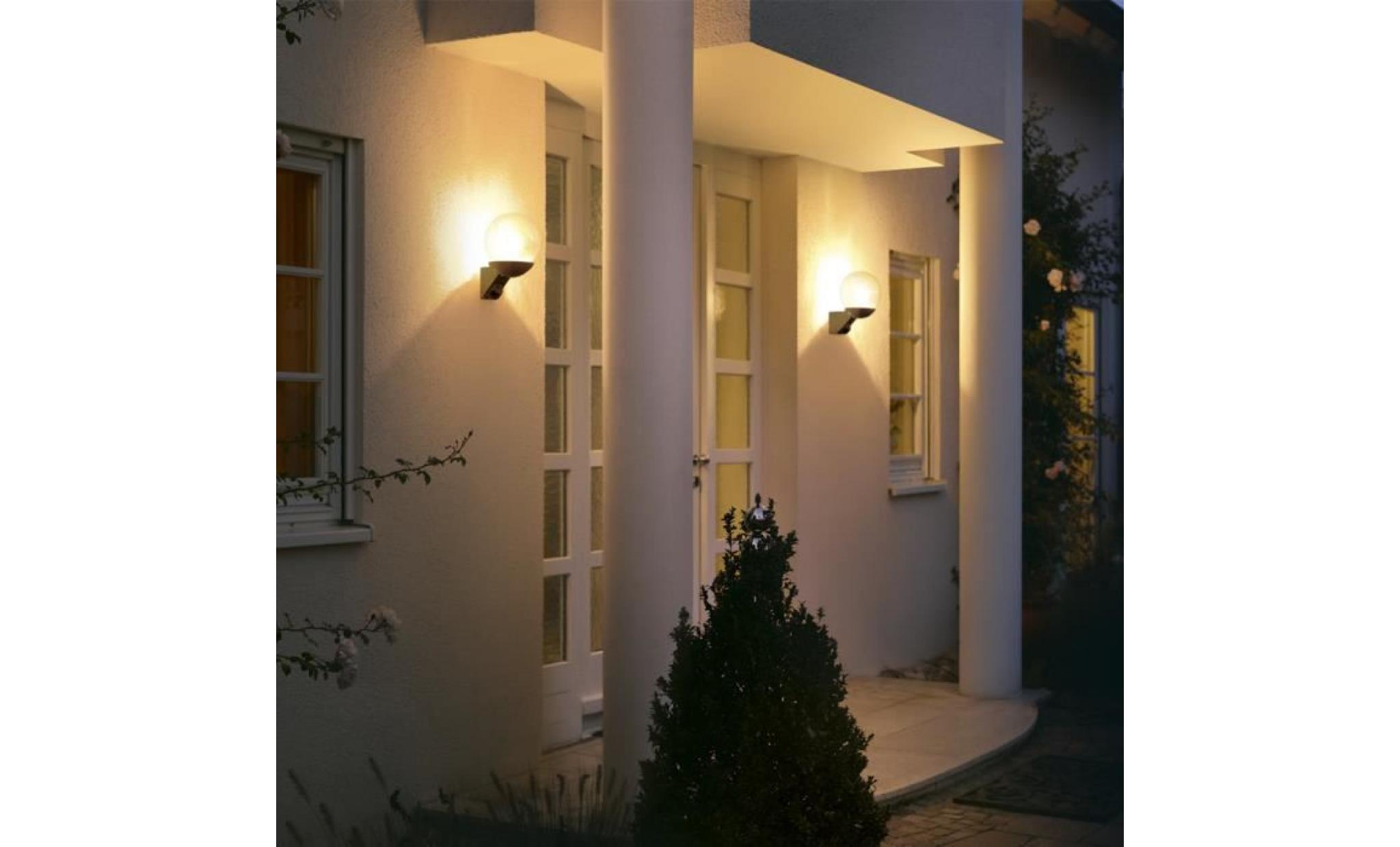 cette lampe avec détecteur extérieur l 585 est idéal pour les façades de bâtiment et les entrées. la zone de détection 180 ° conv...