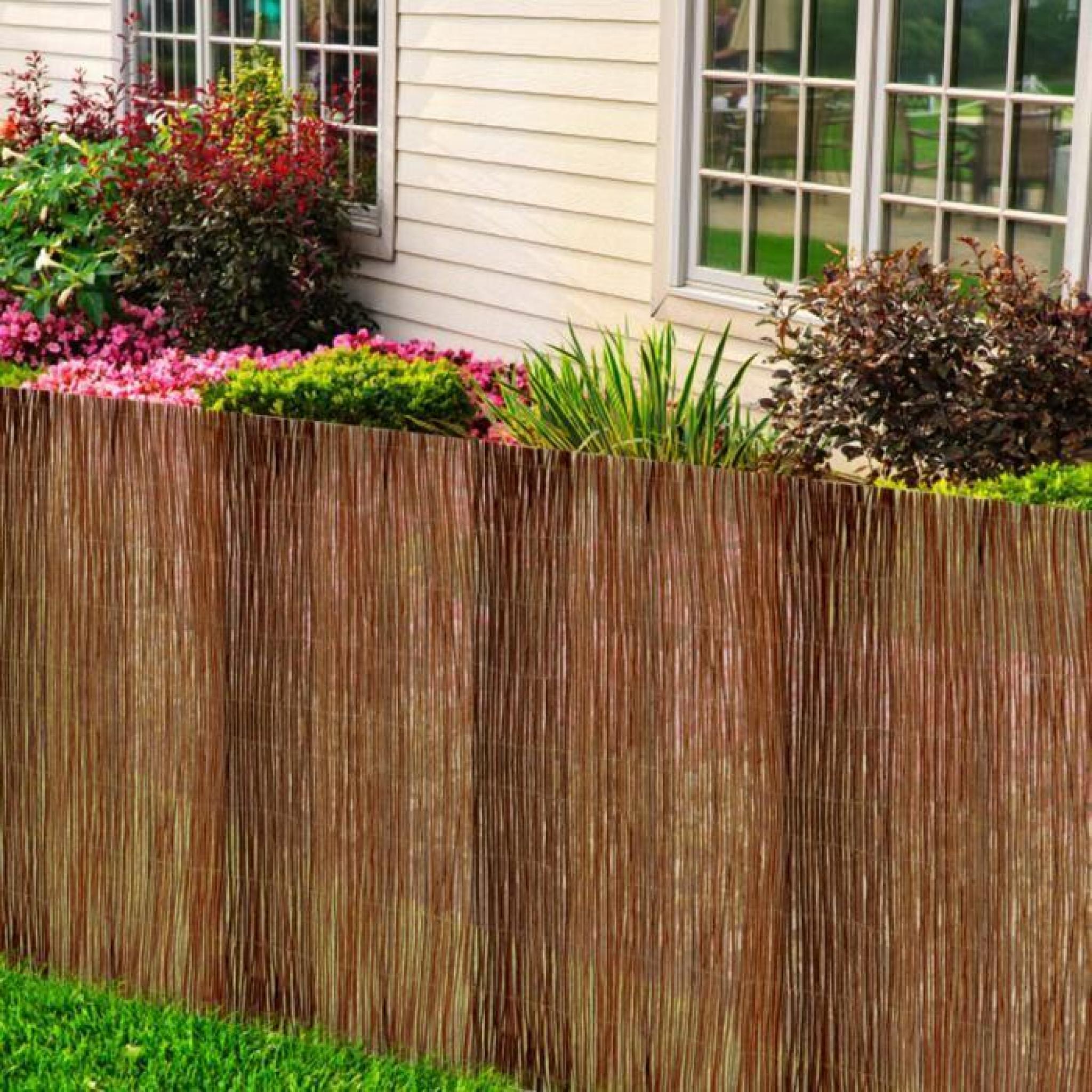 Notre clôture en osier peut être utilisé de plusieurs façons, comme par exemple : clôturer votre espace de jardin privé, embellir...