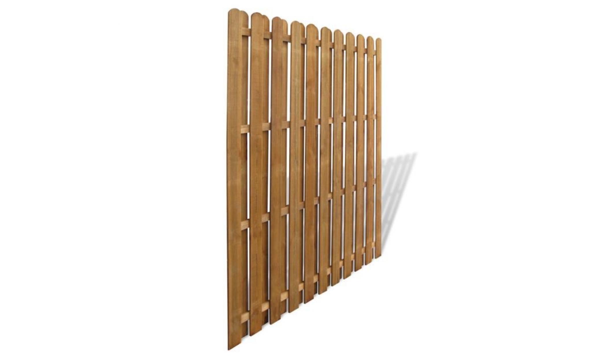 panneau de cloture en bois avec planches intercalees