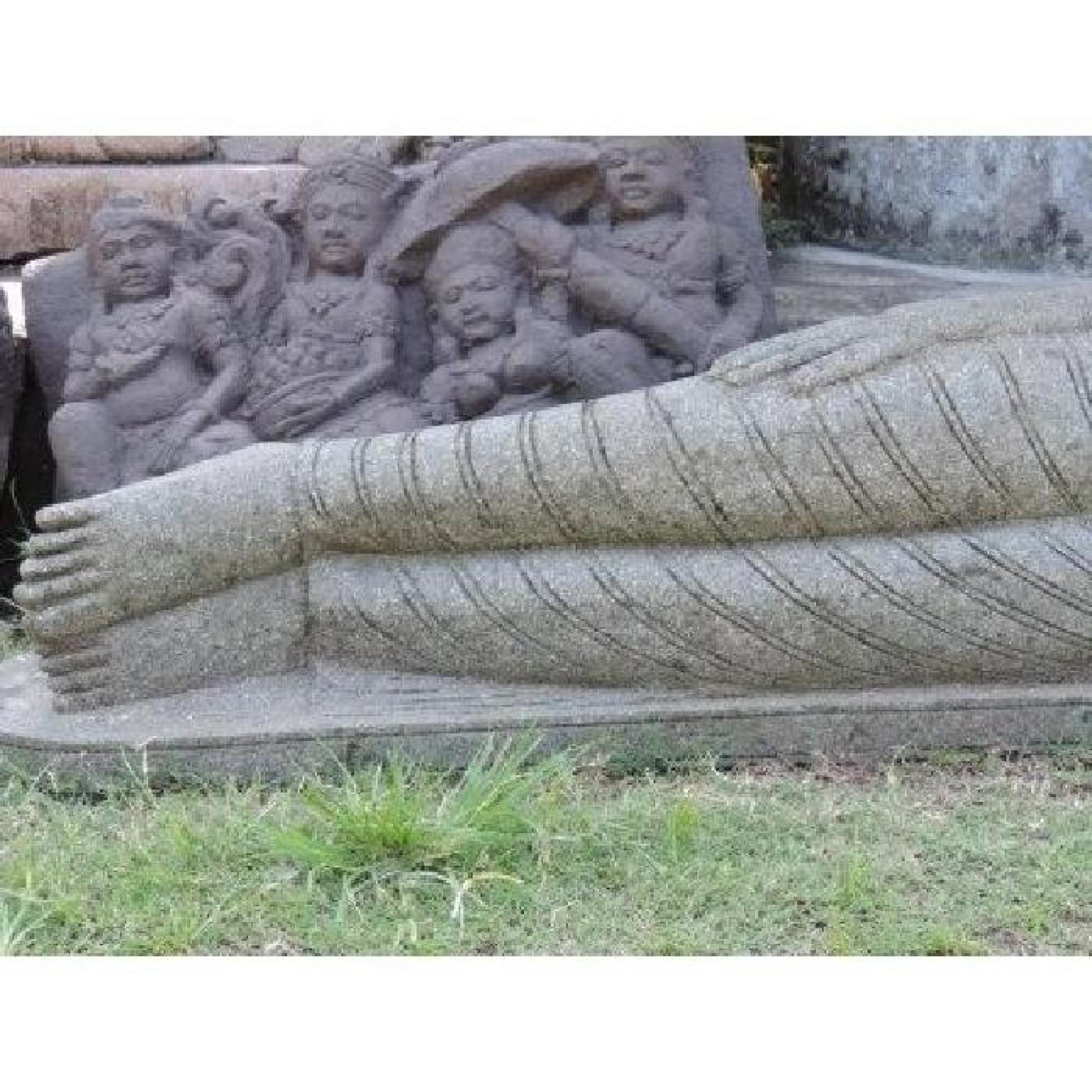 Statue Bouddha allongé en pierre volcanique 1m50 pas cher